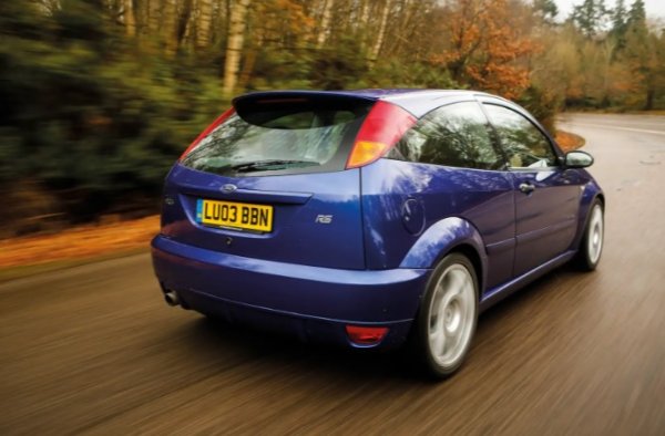 Емблемата RS на Ford отсъстваше от шоурумите в продължение на четири години, когато първият наистина горещ Focus пристигна на пазара. Общо 4501 бройки бяха произведени между октомври 2002-а и ноември 2003 година.

За разлика от своя предшественик Escort Cosworth - Focus RS беше с предно задвижване. Агресивният диференциал с ограничено приплъзване спомогна за постигането на огромни скорости в завой. Е, и правеше сериозна тренировка за раменете на шофьорите.